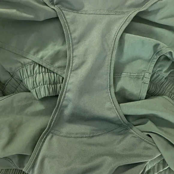 Lululemon Hotty Hot Short II 2.5" Frosted Pine Size 12 - Picture 9 of 10